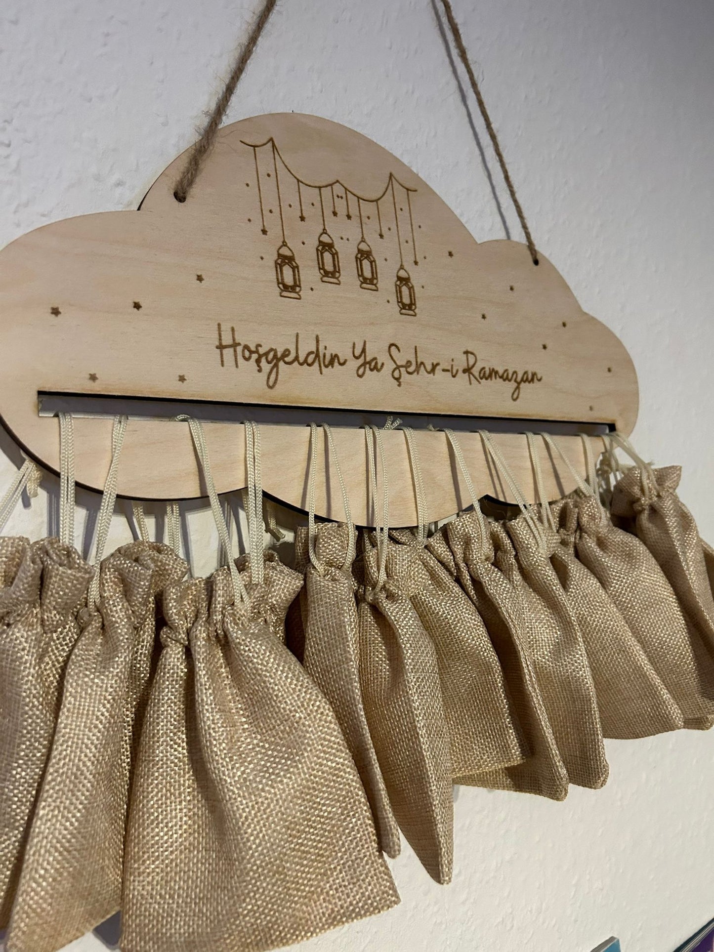 Ramadan Kalender für Kinder aus Holz zum Selbstbefüllen mit 30 Jutesäckchen