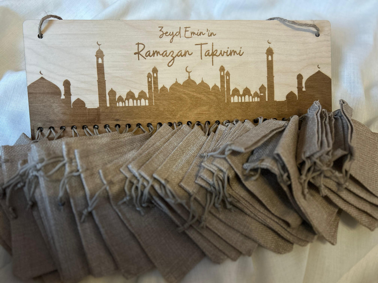 Ramadan Kalender für Kinder aus Holz zum Selbstbefüllen mit 30 Jutesäckchen