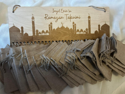 Ramadan Kalender für Kinder aus Holz zum Selbstbefüllen mit 30 Jutesäckchen