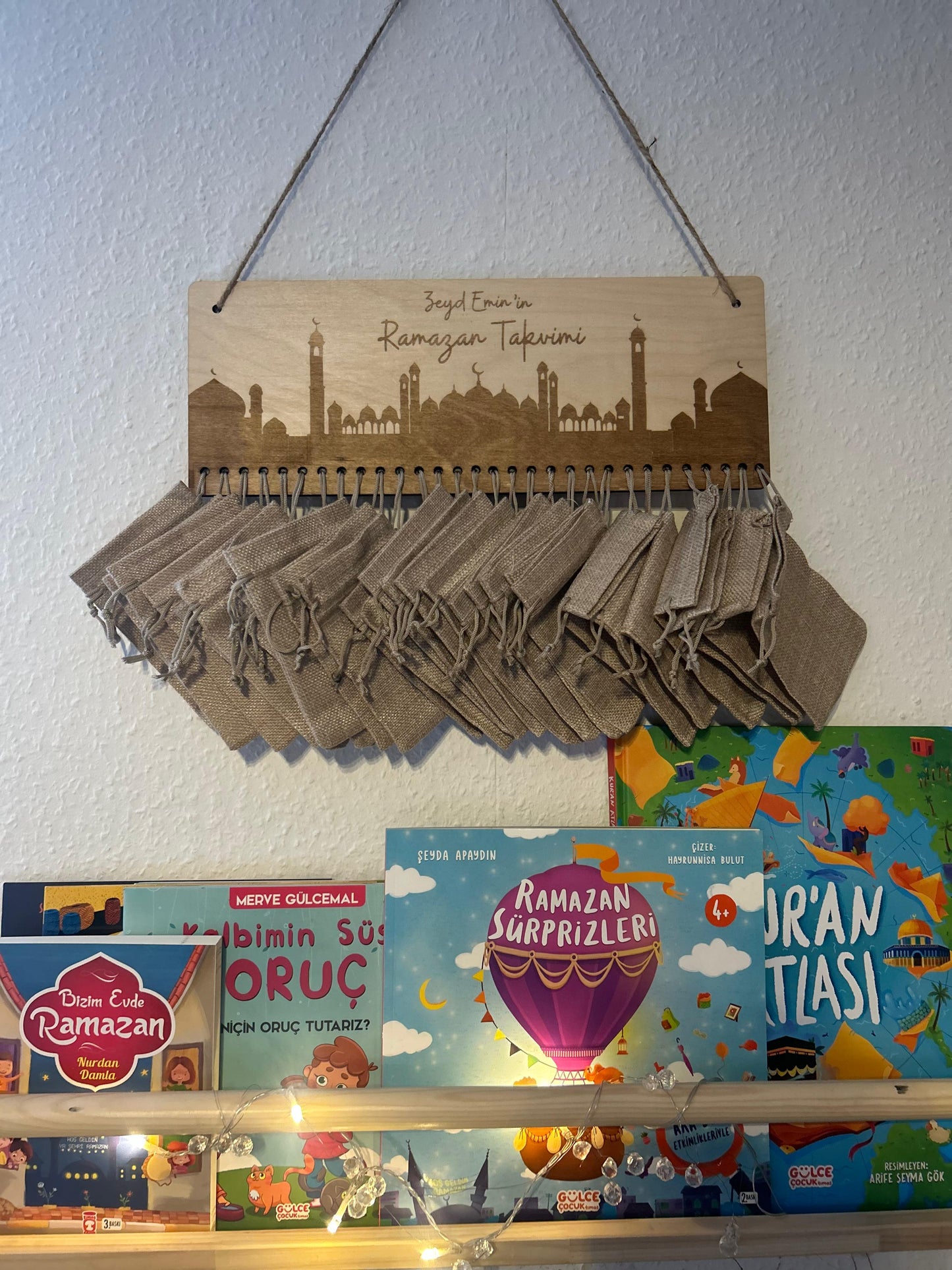 Ramadan Kalender für Kinder aus Holz zum Selbstbefüllen mit 30 Jutesäckchen
